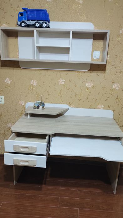 Компьютер столы, полка, кровать сатылады.