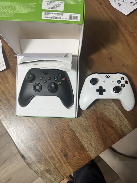 Controler Xbox alb si negru stare perfefta