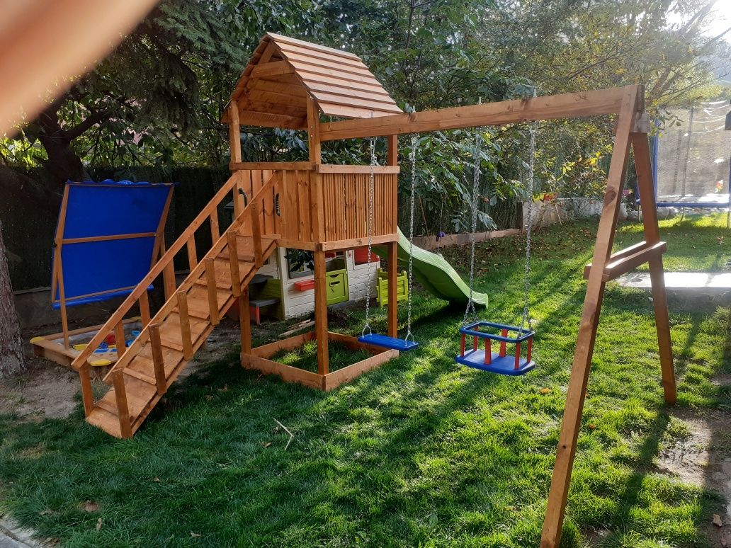 Дървена детска площадка с пързалка и люлки катерушка