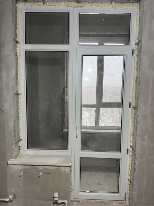 Продается пластиковая дверь с окном