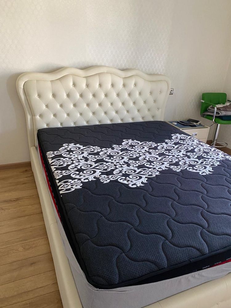 Кровать с матрасом