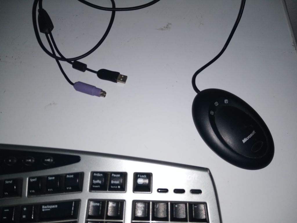 Vând tastatura Microsoft Wireless Confort 1045 cu mouse si receiver