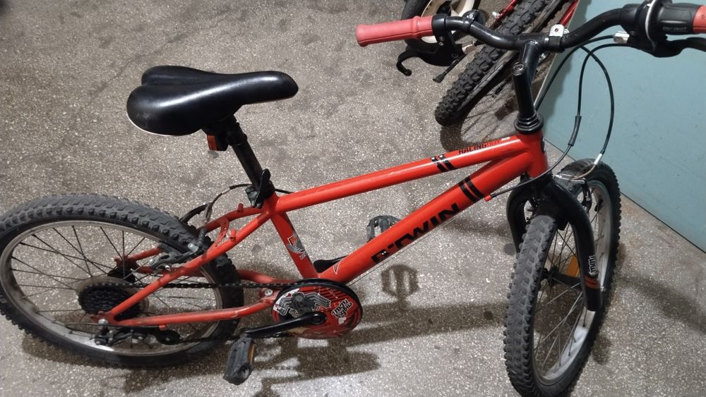 Bicicleta b-twin pentru copii