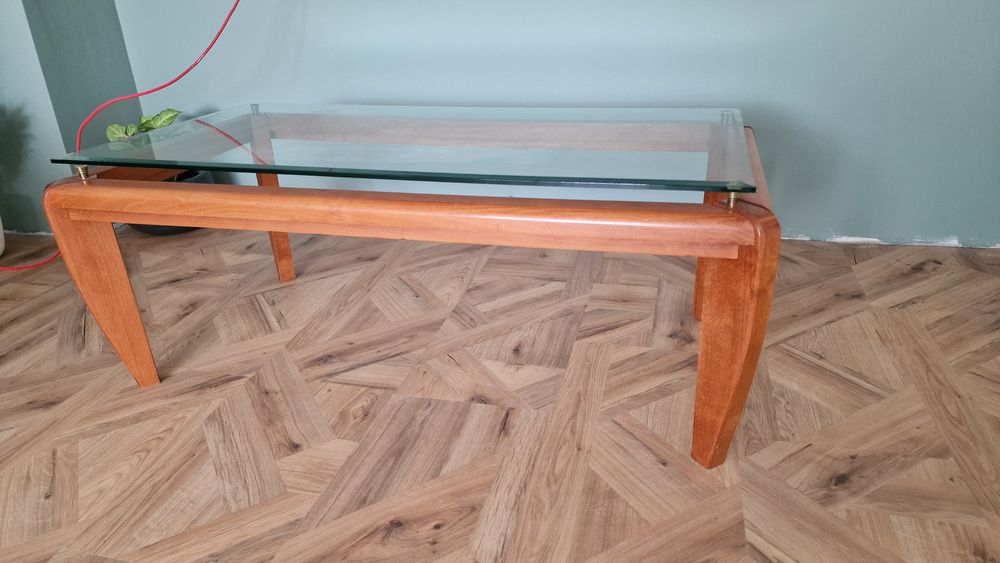 Холна маса от дърво със стъклен плот