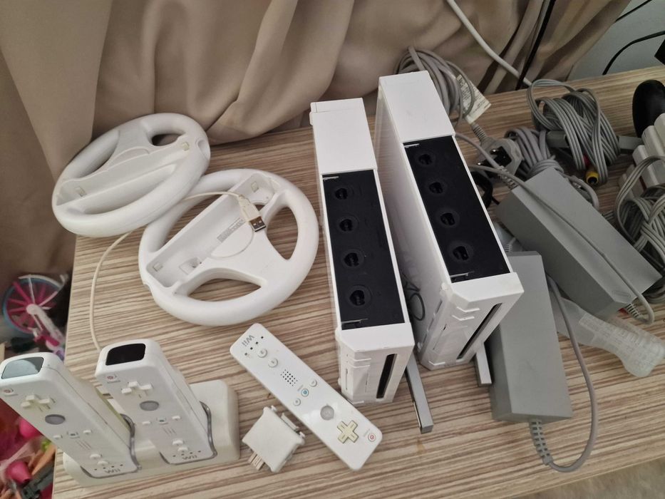 2 Nintendo WII cu accesorii si Jocuri