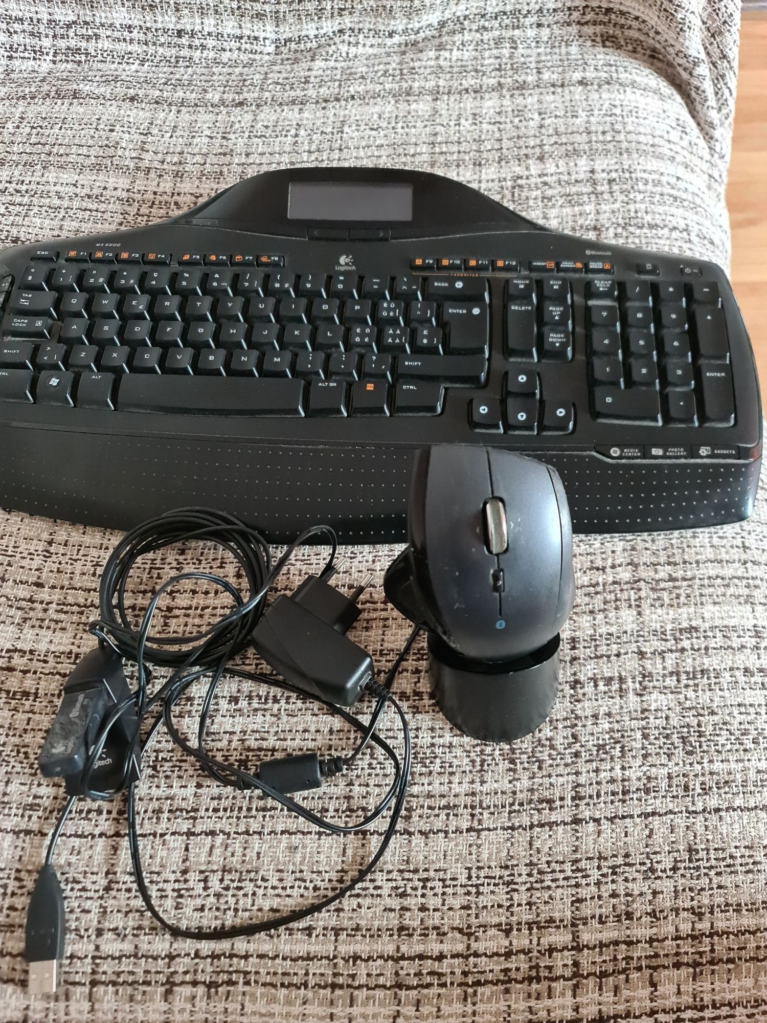 Se vinde tastatura și mas cum se vede în poză.