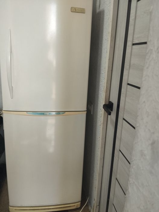 Продаётся двухкамерный холодильник "Sino"