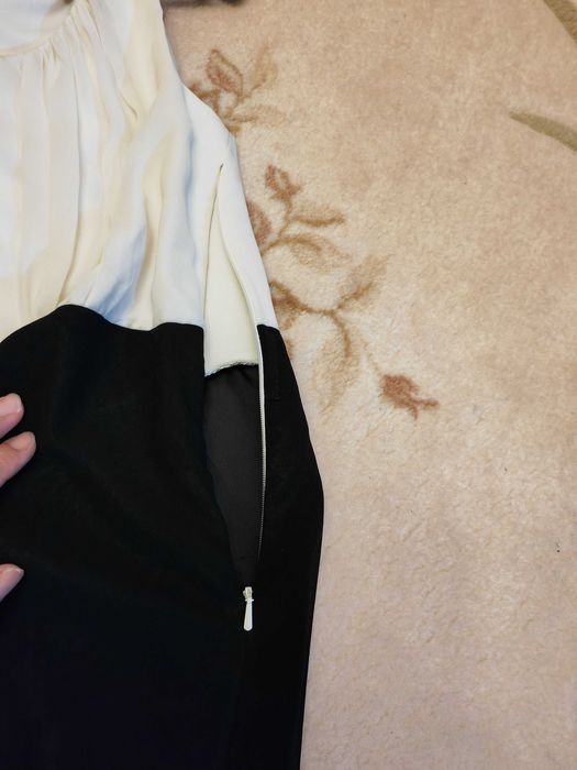 Vand rochie alb si negru