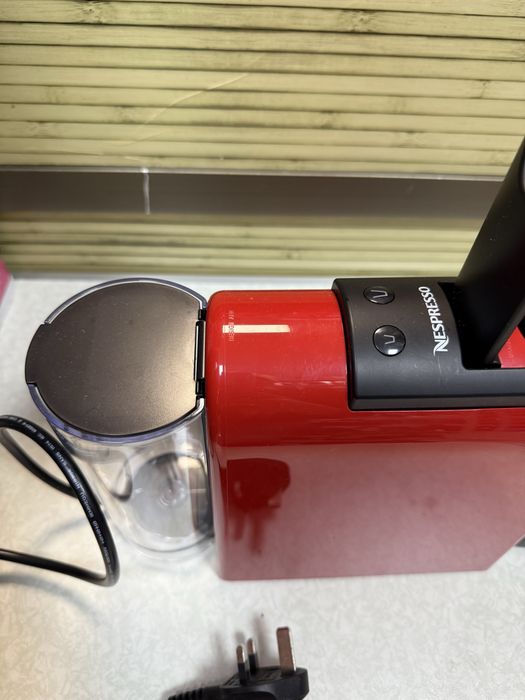 Кафемашина с капсули Nespresso Essenza Red