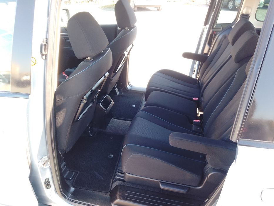 Mazda 5 cu 7 locuri motor 1.6 dízel euro 5 ne rosu valabil 3 luni