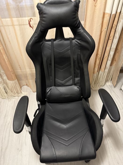Scaun gaming cu lumini ambientale