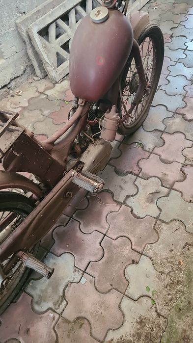 Vând motoreta veche  pentru piese sau proiect.  marca Simson Petru pie