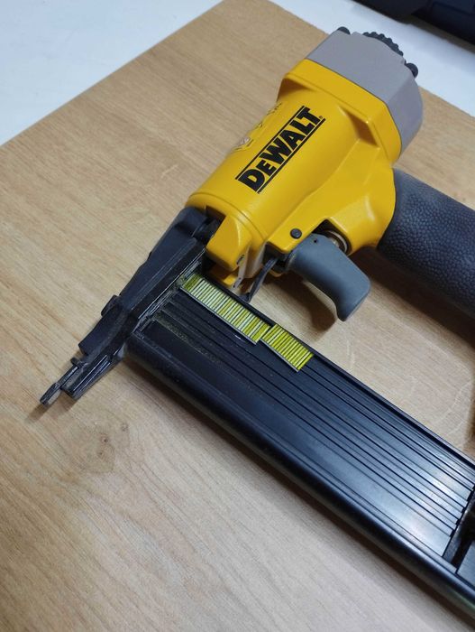 Capsator pneumatic Dewalt