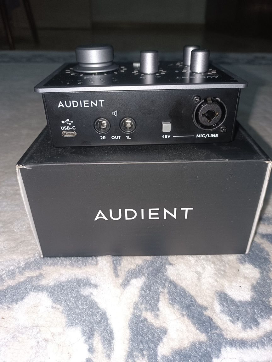 Продам новую Audient ID4
