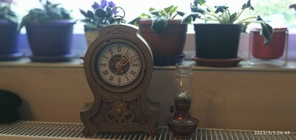 Красив ретро часовник и Медна газена лампа