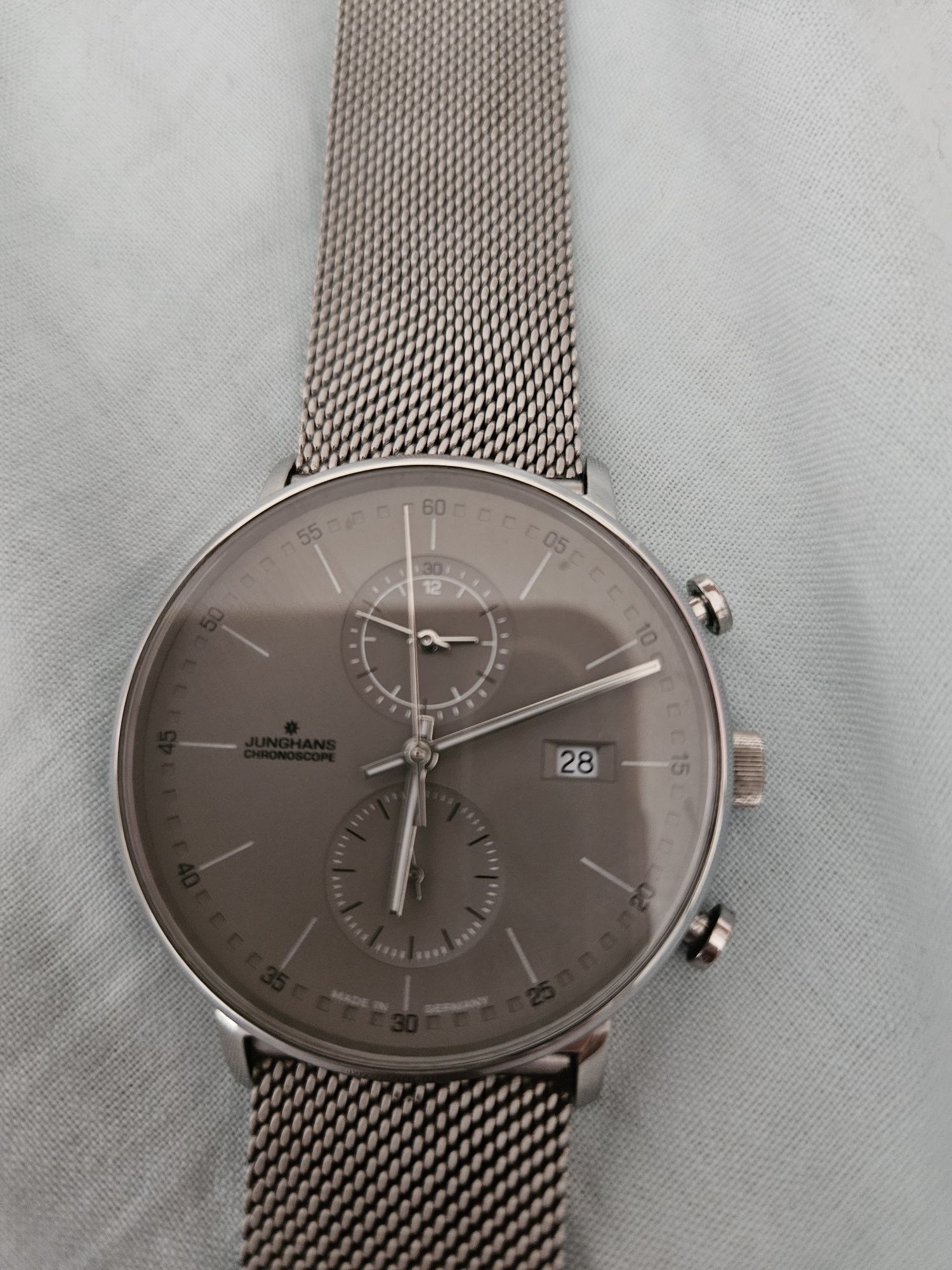 Продавам часовник Junghans - кварц.