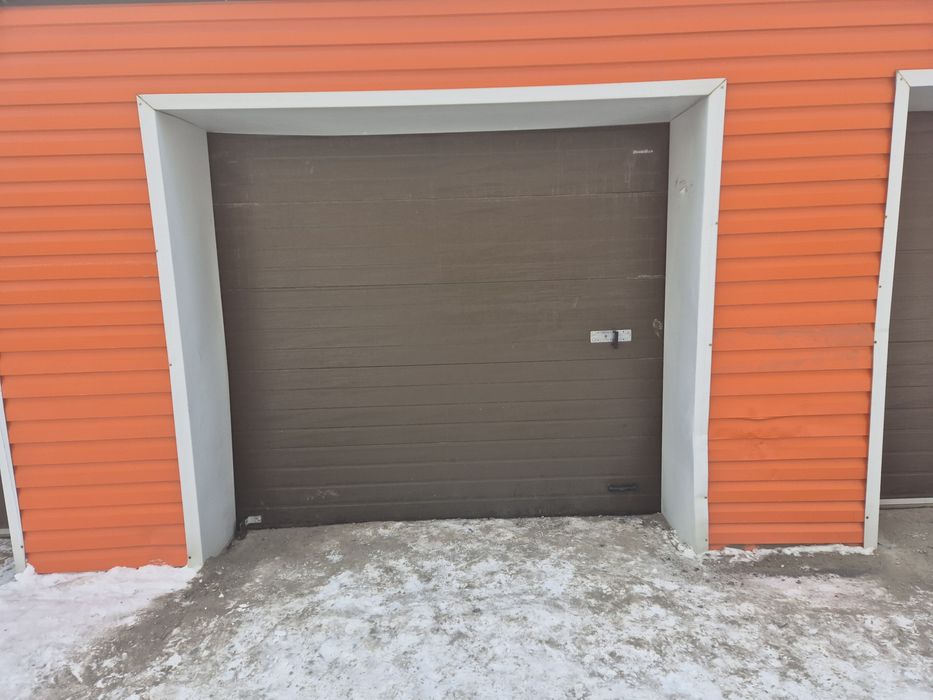 Аренда ГАРАЖ. 6Х4.

Высокие ворота, утеплены. Чистый. Светлый. 

Район