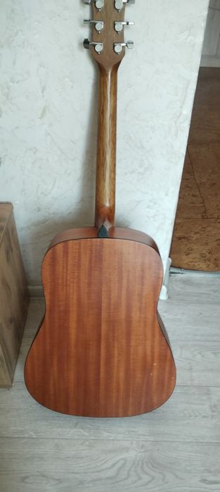 Продам гитару ..