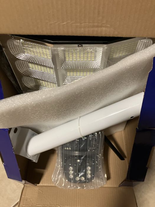 Lampa cu panou solar si camere de spraveghere incoporabil