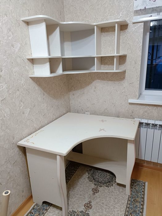 Кровать,стол и шкаф для девочек