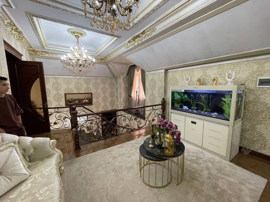 Прекрасеный 3 уровенный дом для ваши семьи построено на 6 соток участк