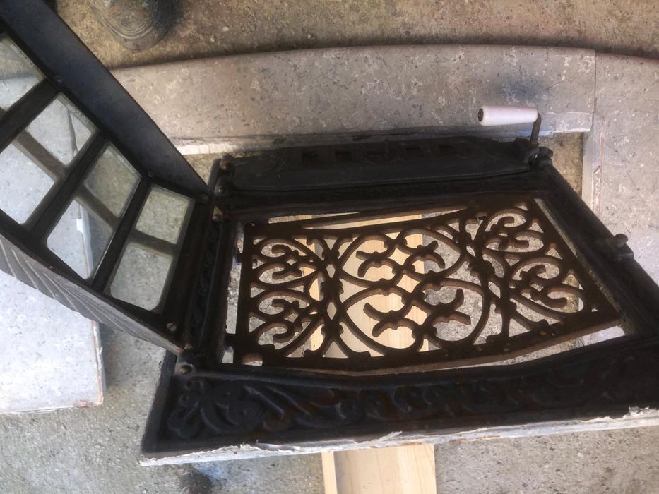 Usa semineu cu placa de marmură si samota pentru interior