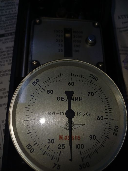 Тахометр оборотов двигателя