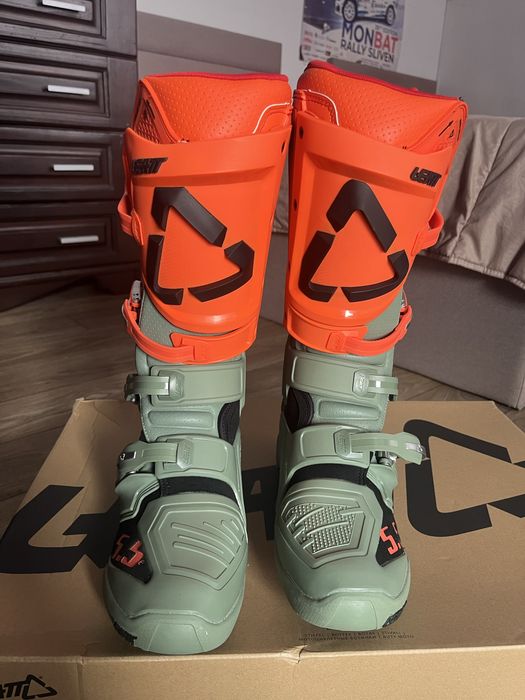 ЧИСТО НОВИ ботуши Leatt 4.5 5.5