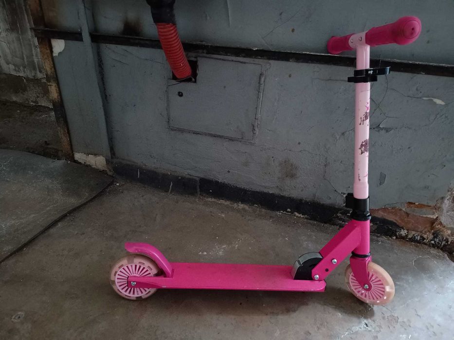 Trotineta roz în stare buna