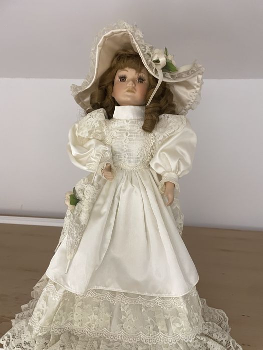 Vând păpușă porțelan