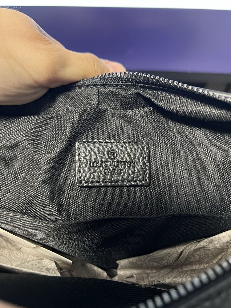 (TREND) Borseta Louis Vuitton Trio Messenger Neagra