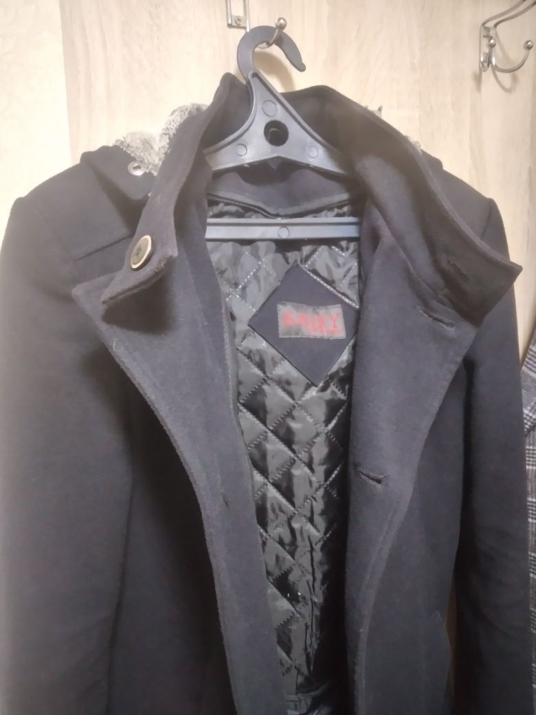 Теплое пальто с капюшоном темного цвета