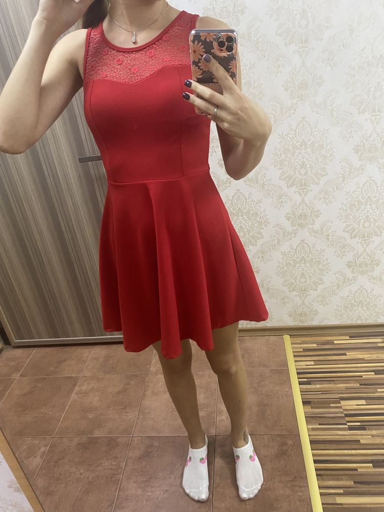 Червена рокля с интересен гръб