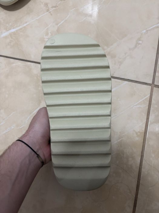 Yeezy slides crem