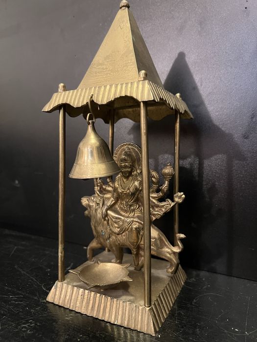 Zeita hindusa Durga asezata pe un leu.