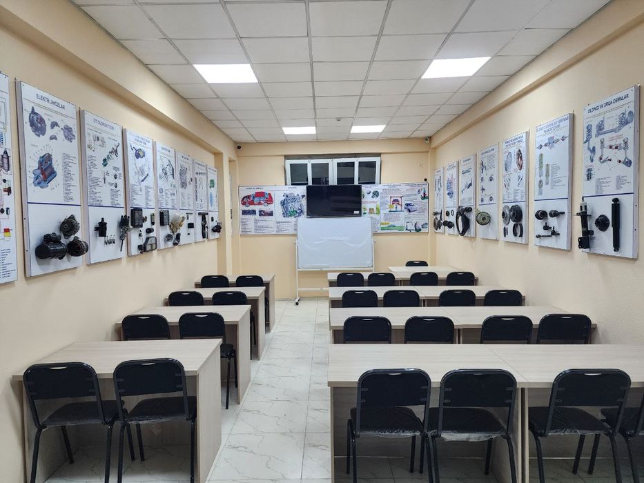 Автошкола обучает на курсы подготовки водителей категории "В".