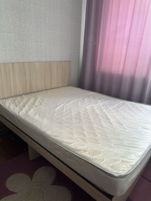 Срочно, продам двуспальную кровать 160*200 с матрасом.