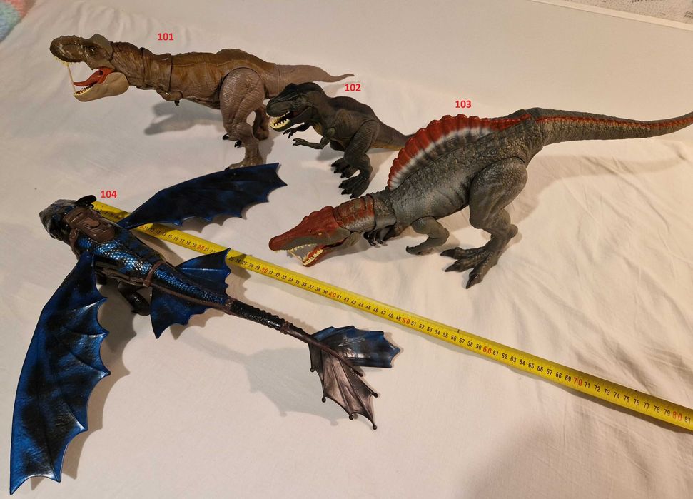 Много редки фигурки на дракони  „How To Train Your Dragon“ и Динозаври