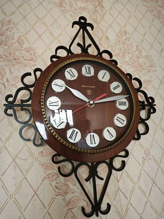 Продаю стол и советские часы.