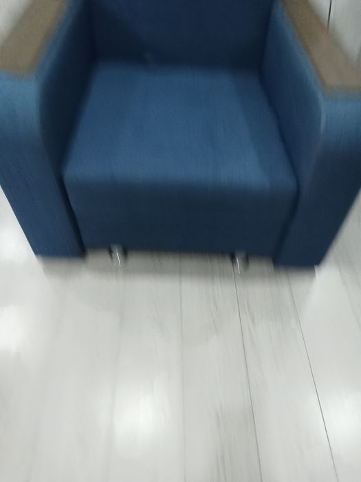 Продается диван-кровать за 20 тысяч тенге.