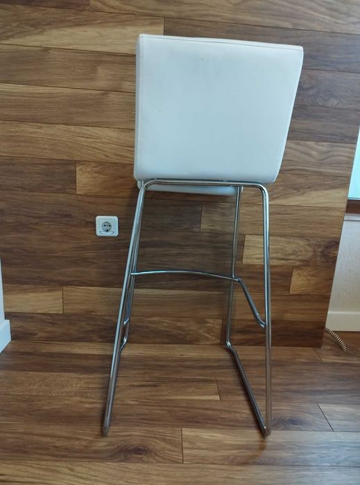 Един бар стол в отлично състояние