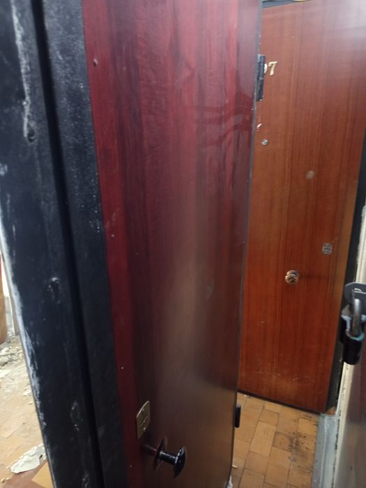 Продам входную дверь