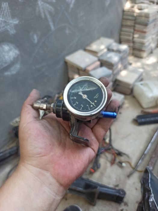 Регулятор давления топлива наружний.