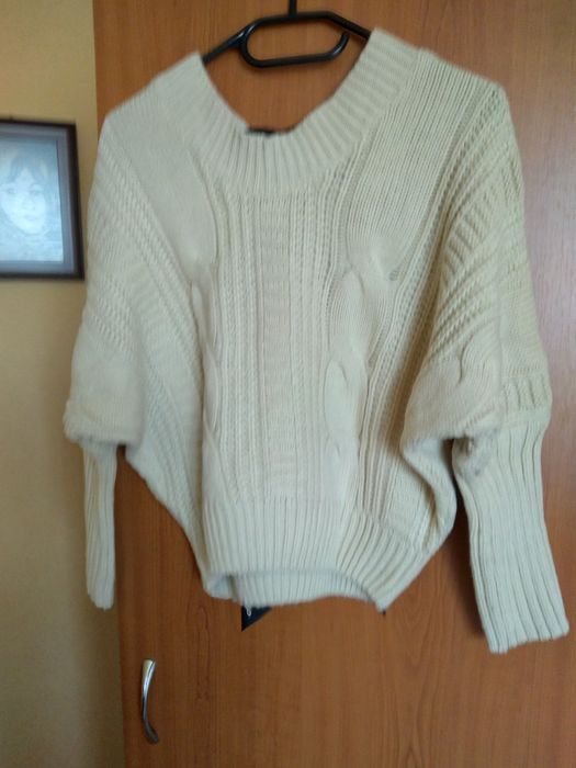 Pulover crem cu accesoriu
