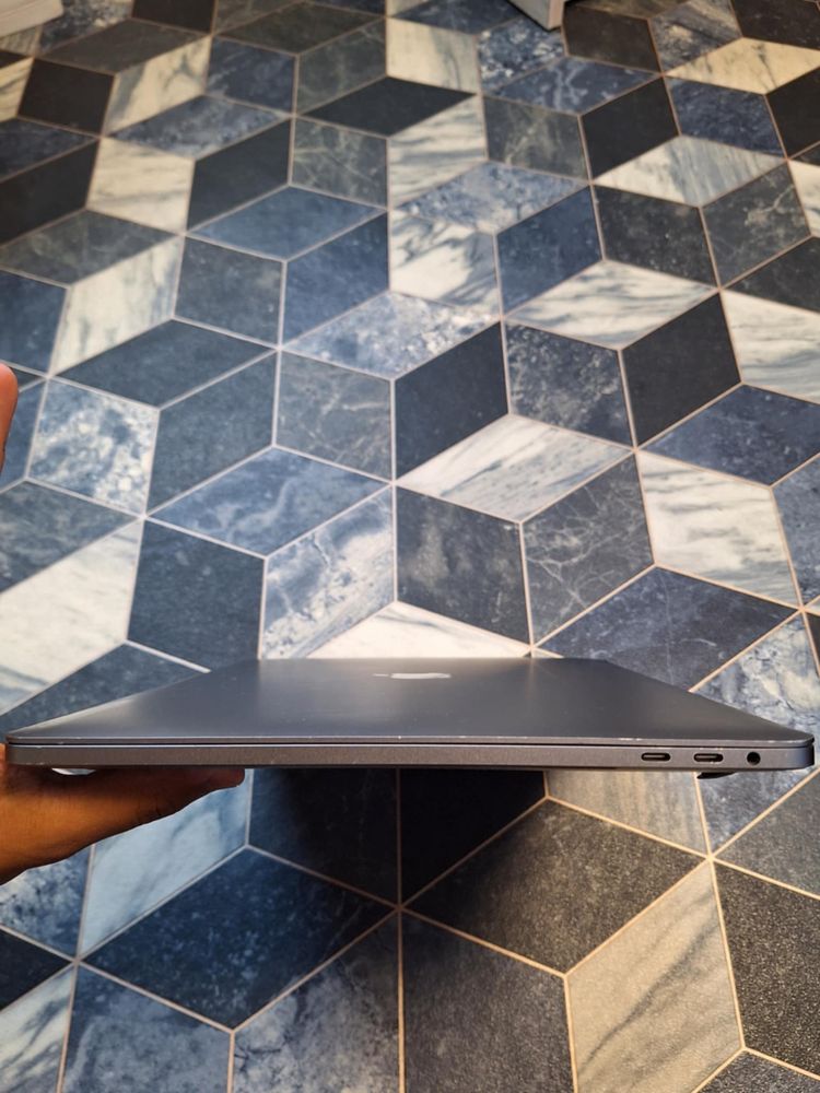 Продавам MacBook Pro 15inch i9 2019