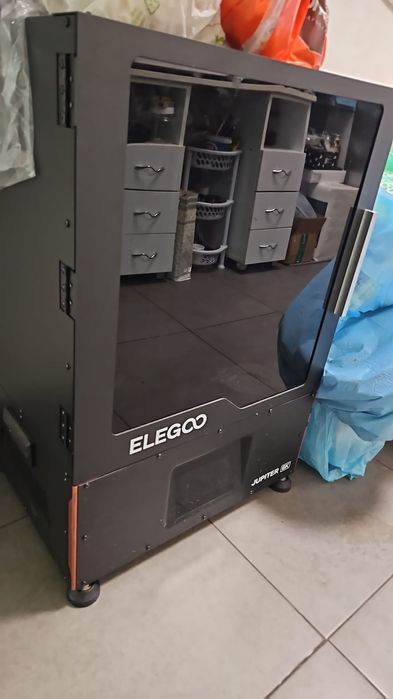 Doua imprimante 3D cu rășină