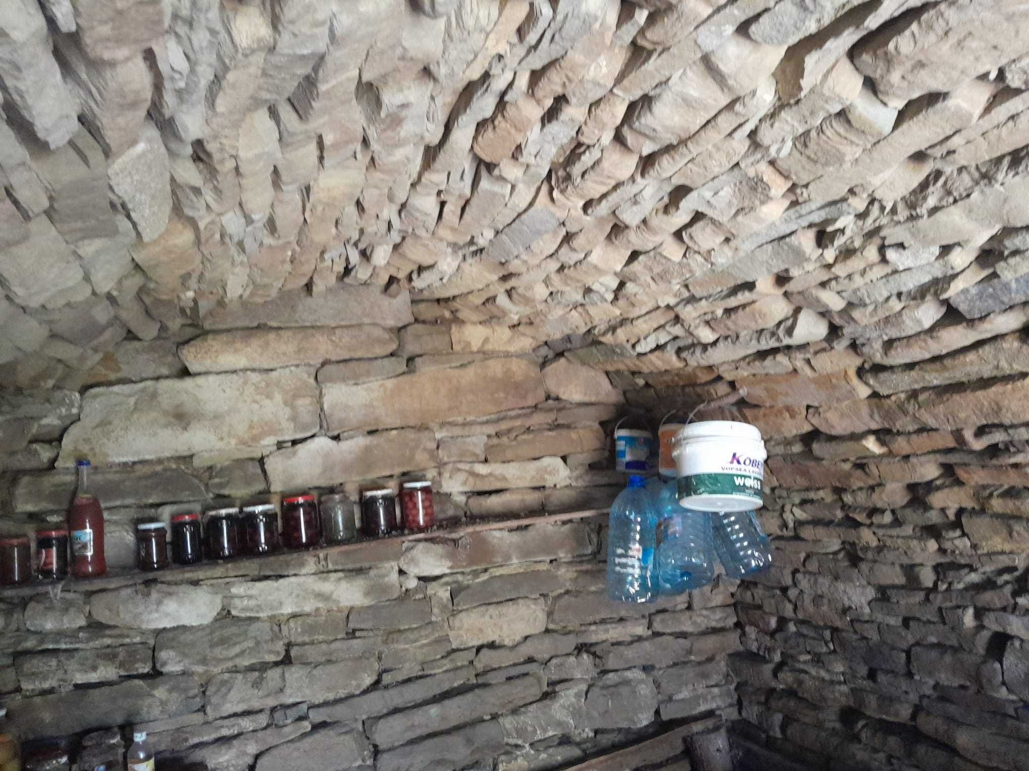 Vând casă bătrânească de piatră cu beci și teren 3.6 ha cu livadă