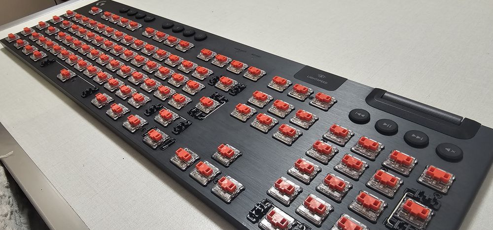 Logitech G915. Механична, безжична RGB Gaming клавиатура