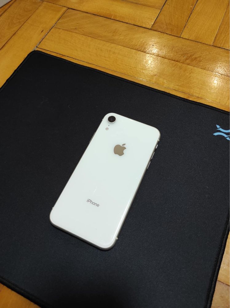 iPhone XR и безжични слушалки Sony