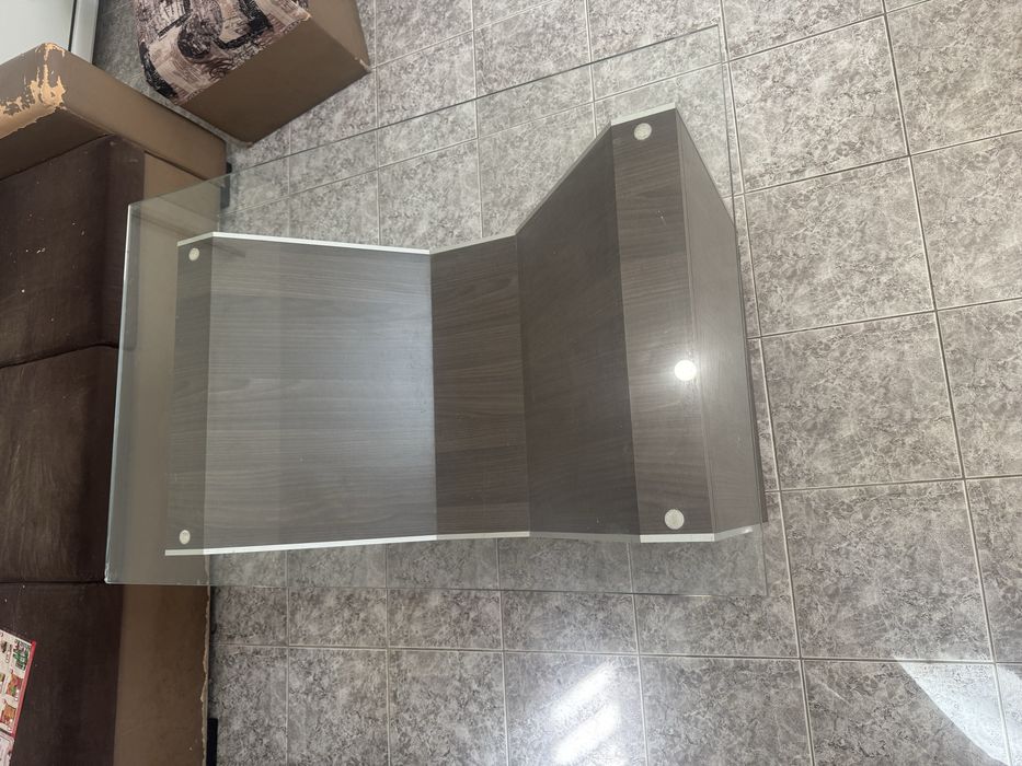 Ъглов диван със стъклена маса